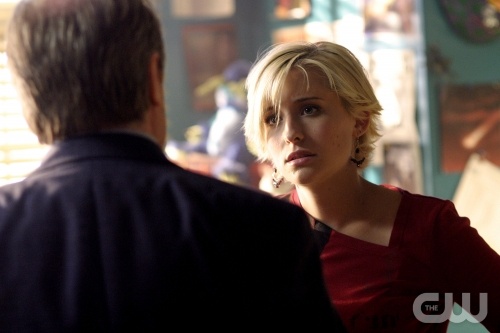 TheCW Staffel1-7Pics_35.jpg - SMALLVILLE"Perry" (Episode #305)Image #SM305-3505Pictured (left to right): Michael McKean as Perry White, Allison Mack as Chloe SullivanPhoto Credit: © The WB/David Gray